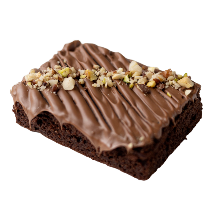 Eet een lekkere high protein chocolade brownie getopt met knapperige chocolade en nootjes